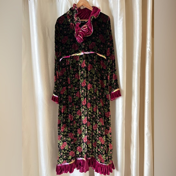 Vintage 1990s Goody Goody CA Velvet Floral Robe - Blk Fuchsia Accents Sz W/L